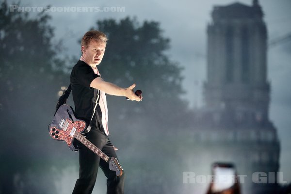 FRANZ FERDINAND - 2023-06-29 - PARIS - Parvis de l'Hotel de Ville - Alex Kapranos